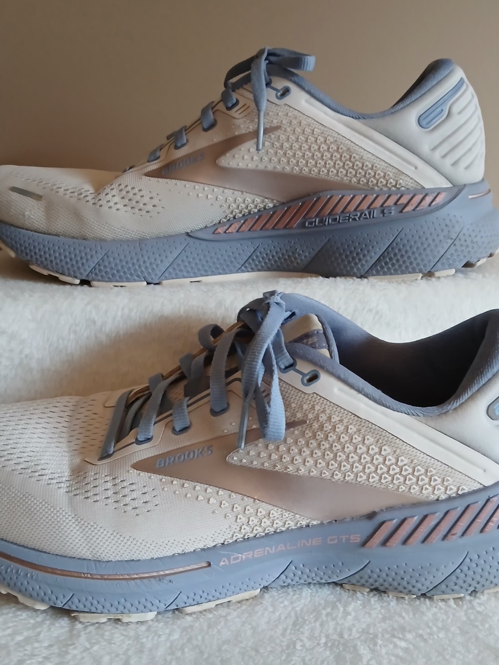 Brooks Adrenaline GTS Women’s Athletic Shoes — Cream, Blue and Pink. Sz 12 EUC